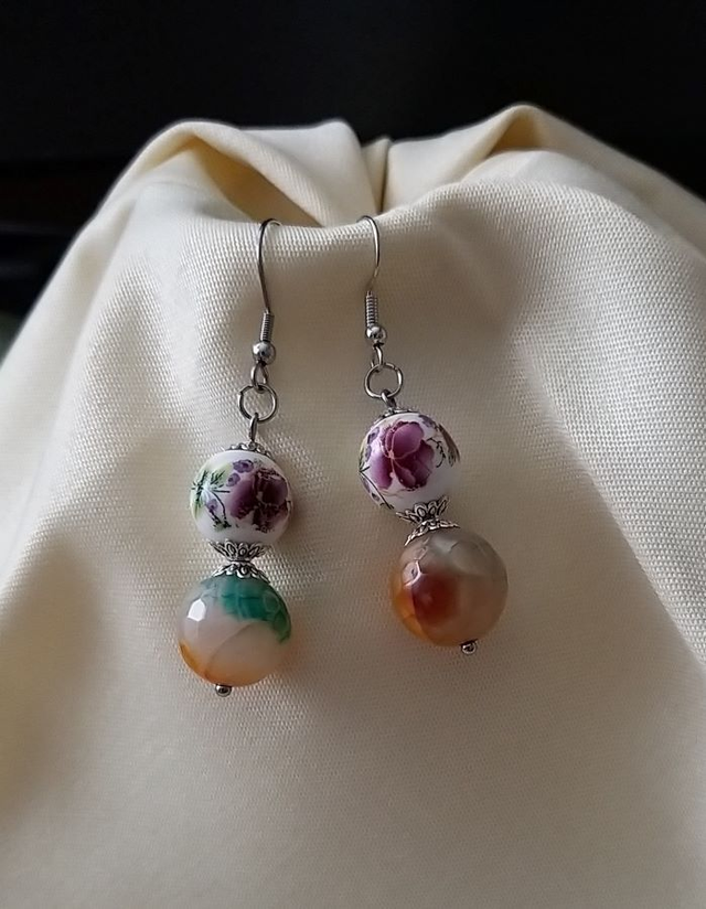 Porcelán gyöngyös fülbevaló.