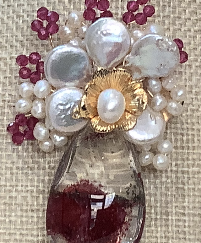 Broche en Rubis, quartz fantôme, perles de rivière et nacre 