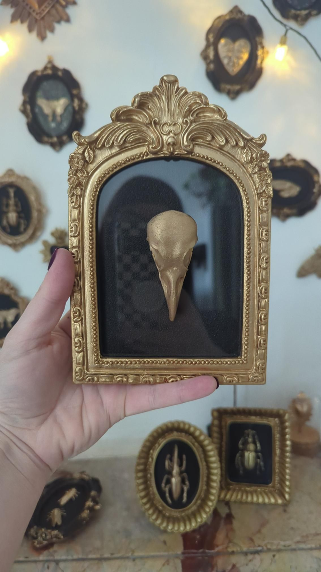 Cadre en arche dorée - crâne corbeau 