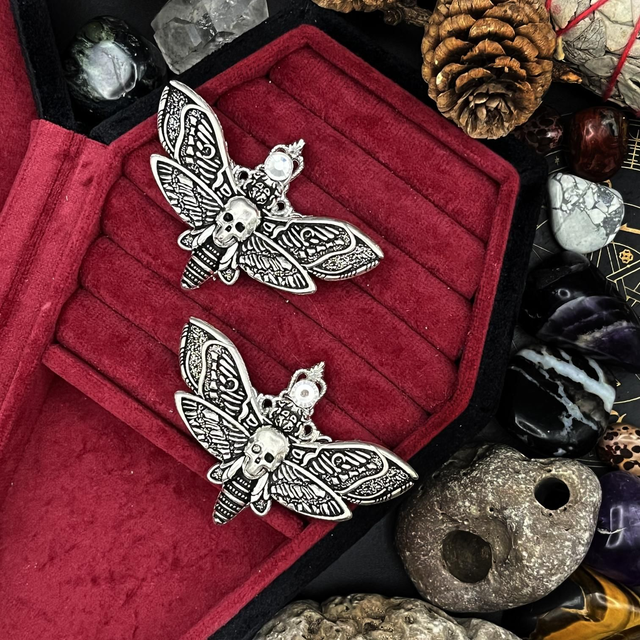 Moth collar pin