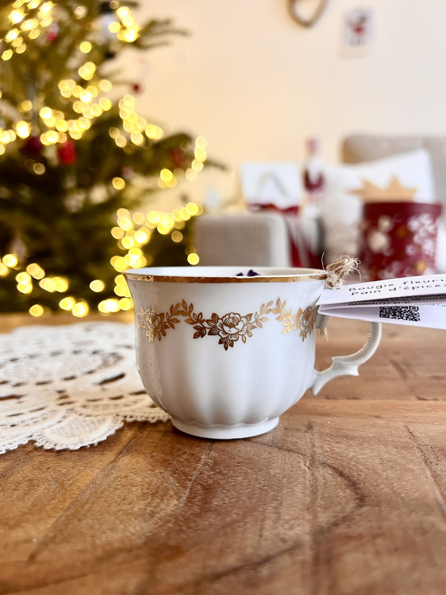 🎄 Bougie Pain d'épices - tasse à café "frise fleurie dorée"