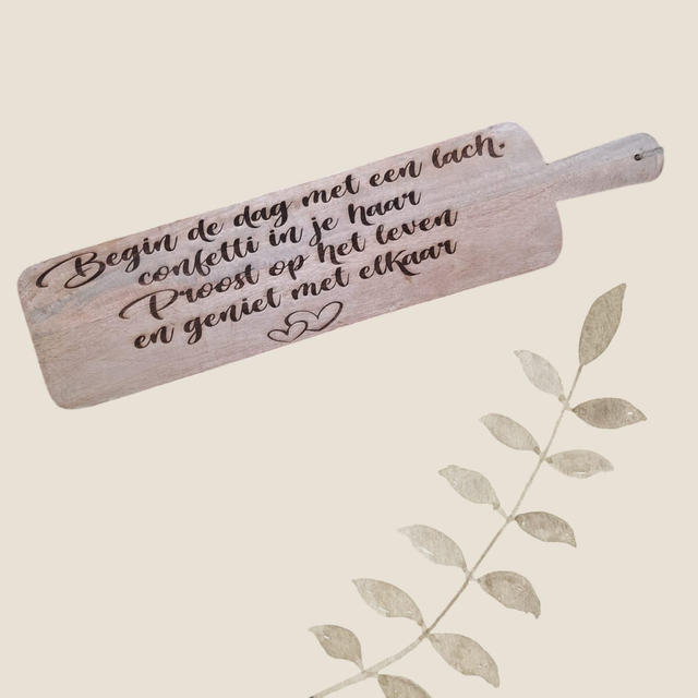 Mangohouten Lange Borrelplank met de tekst, Begin de dag...