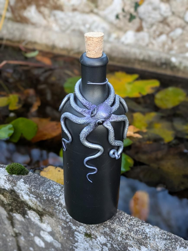 Bouteille noir mat 70cl pieuvre lilas