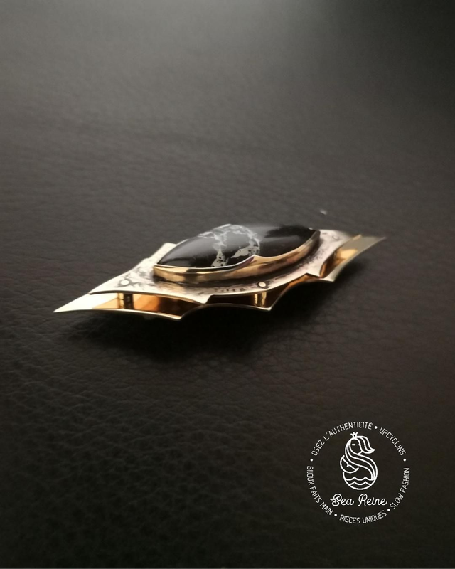 Broche claire obscur