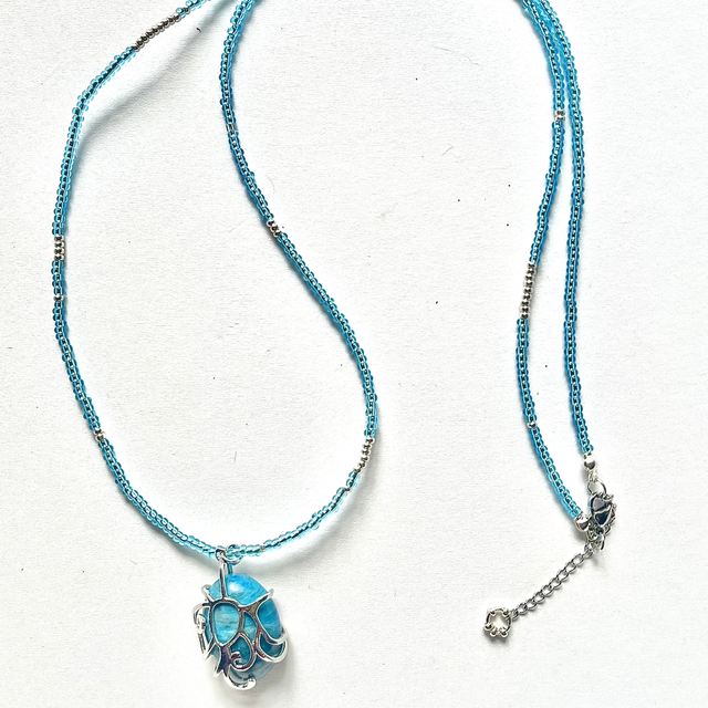 C29 - Collier perles verre et apatite bleue
