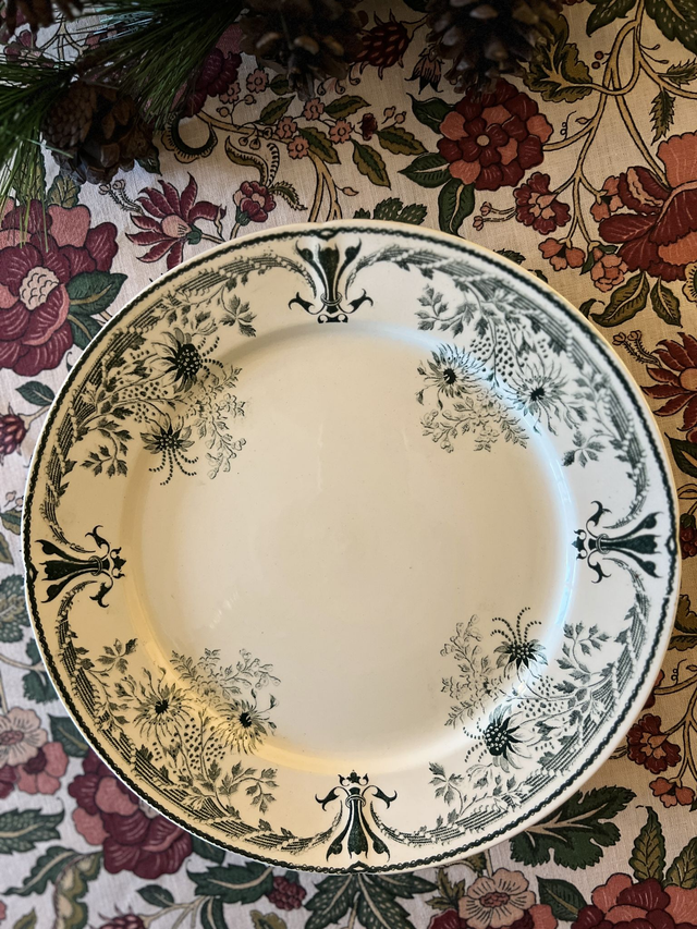 MOLIERE - Plat piédouche (ou présentoir) signé Sarreguemines - Terre de Fer