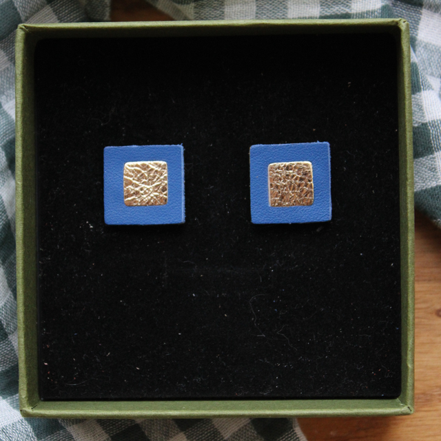 Boucles d’oreilles puces cuir carré  