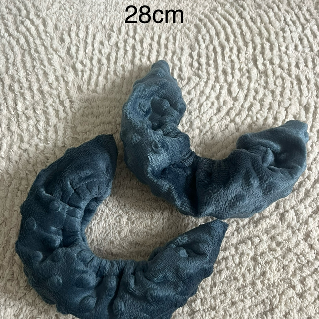 Tummansiniset pehmosuojat