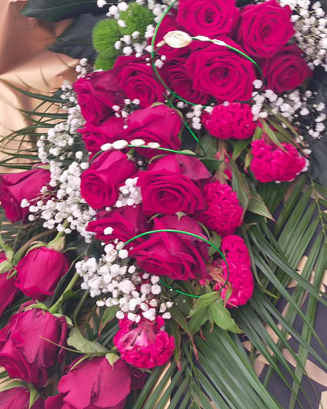 40 rose rosse con confezione regalo 