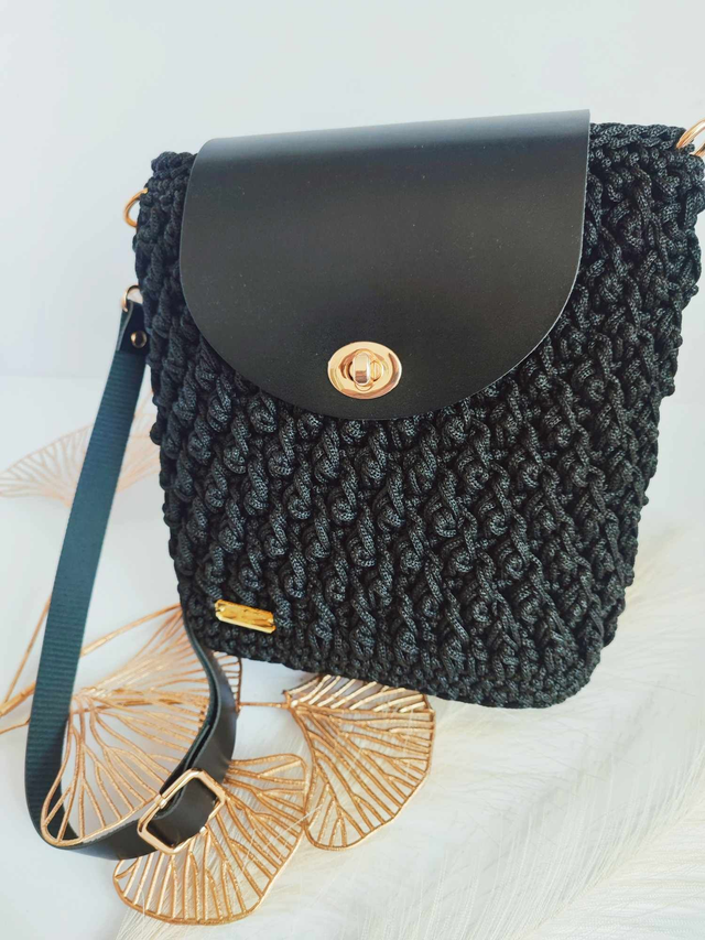 Sac Nina – Sac bandoulière en crochet noir avec cuir et détails dorés – Fait main