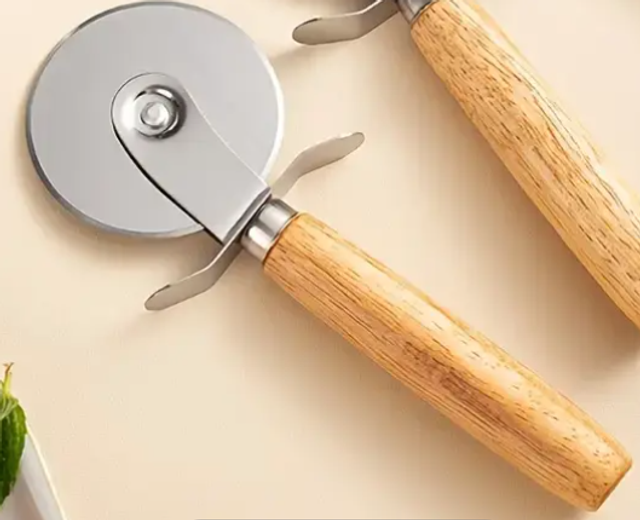 🍕 Coupe-Pizza Gravé – Acier Inoxydable &amp; Manche Bois Ergonomique ✨🔪