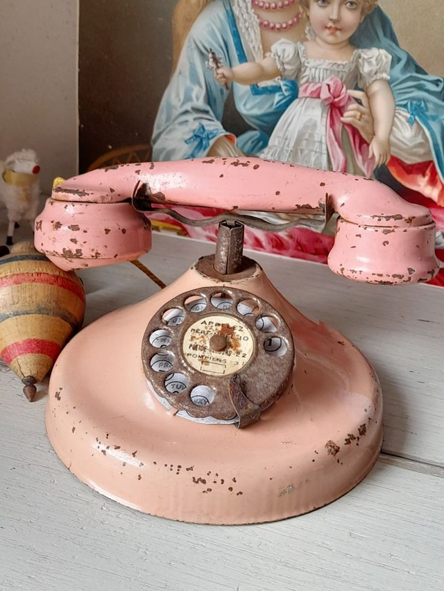 Téléphone jouet ancien en tôle peinte