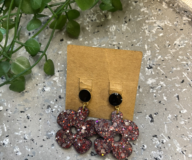Boucles d’oreilles résine bordeaux noir à paillettes 