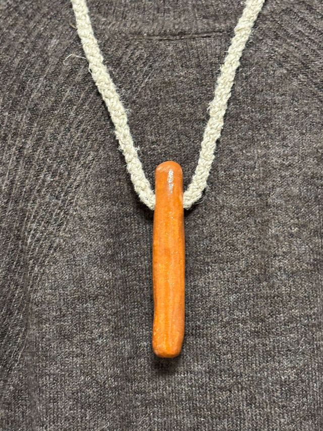 Verižica s poldogovatim glinenim kamnom - rdeča