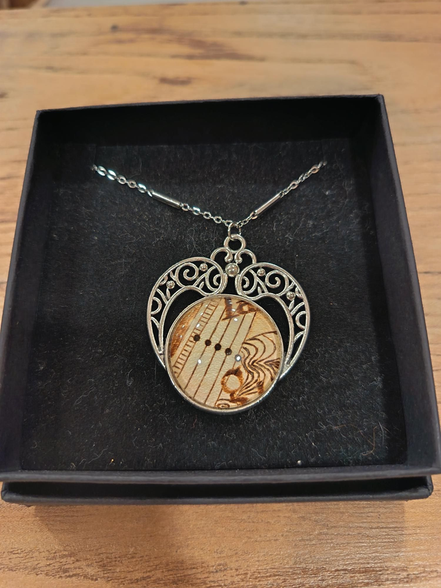 Collier coeur ou ailes pyrogravé