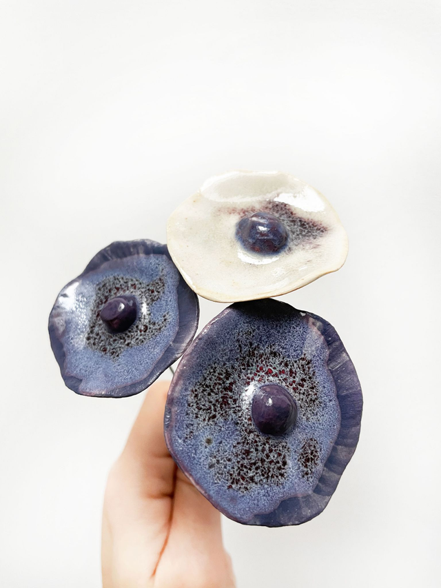 Association de 3 coquelicots engobe violet et crème émail effet violet