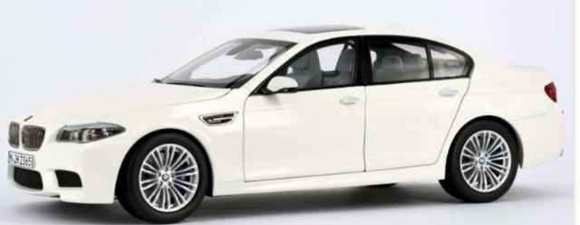 BMW M5 F10 Aline Weiss Paragon 1:18