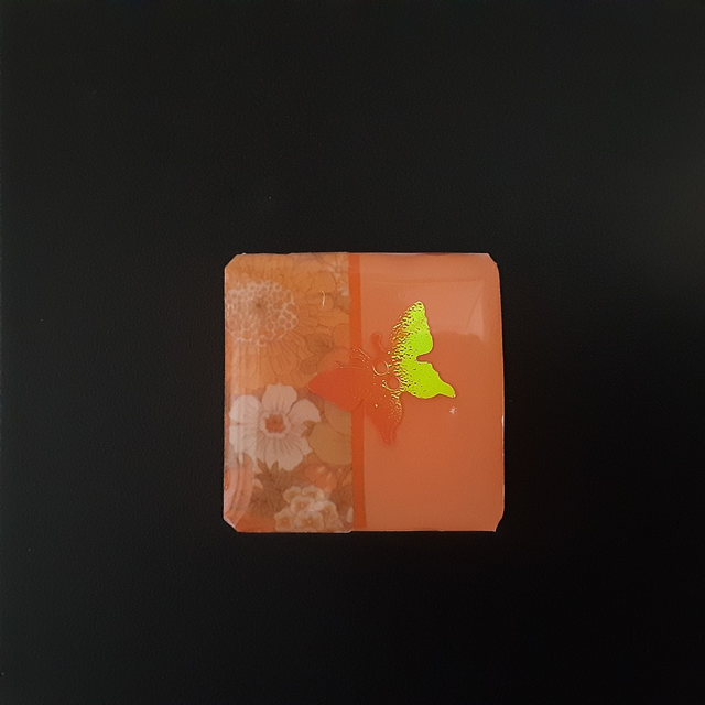 Broche petit carré collection floral fond orange saumon avec papillon orange scintillant et décor floral vintage orange et marron