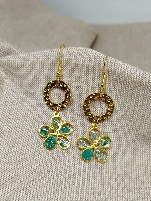 Boucles d'oreilles Célia en fleurs résinées coloris bleu