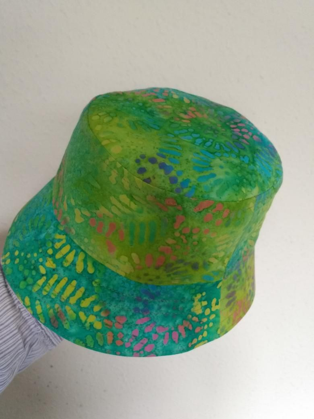 Hat - approx. 12-24 mth.   Starburst batik