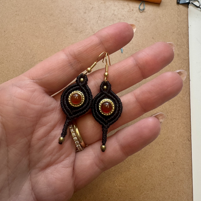 Solaire - Boucles d’oreilles micro-macramé et cornaline / Collection Céleste