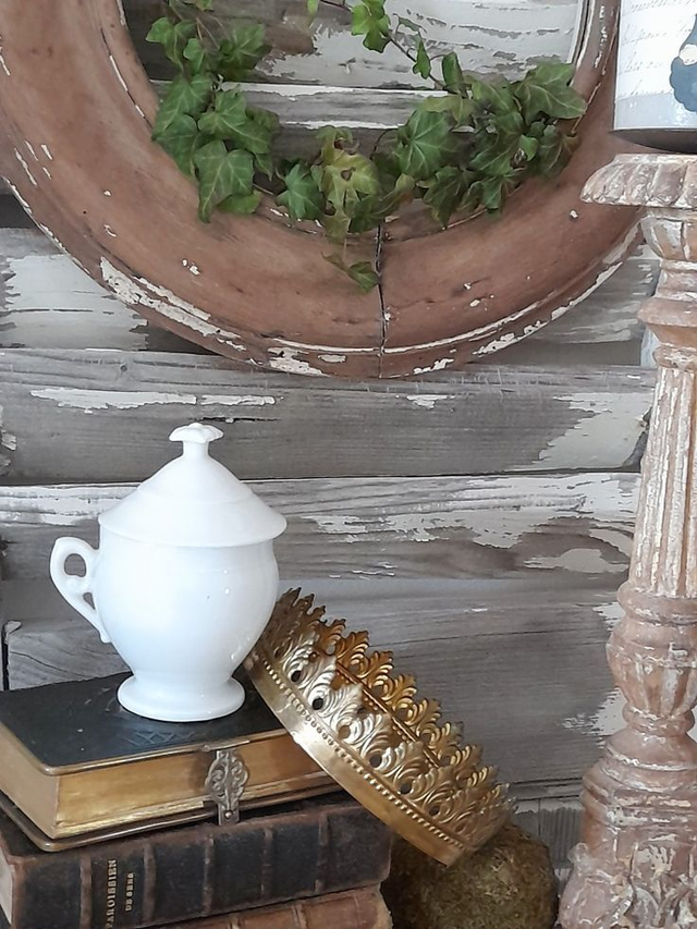 Petit pot de crème ancien en opaline blanche