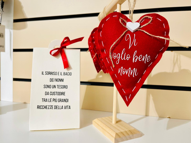 Cuore in panno rosso "Vi voglio bene nonni" 