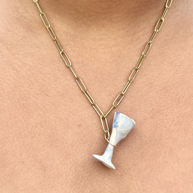 Collier “Petite Coupe” – Pendentif en céramique terre mêlée bleu & blanc fait main