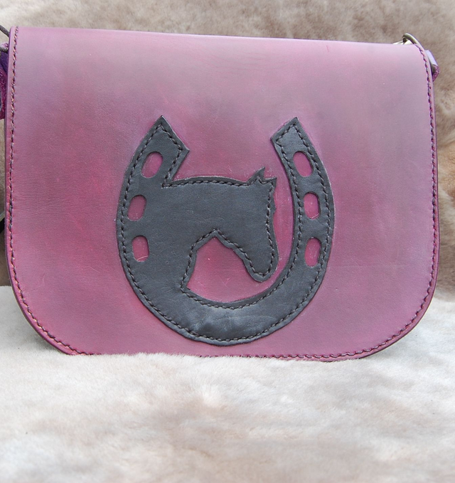 Sac en cuir violet motif fer à cheval 