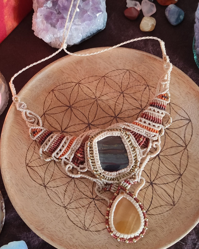 Collier beige/ marron/ orange/ doré/ et rouge pailleté avec oeil de fer et aragonite jaune