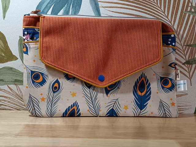 Pochette Cousue Main Élégante - Velours côtelé orange - Imprimé plume bleu et jaune - Confection vendéenne - Cadeau unique