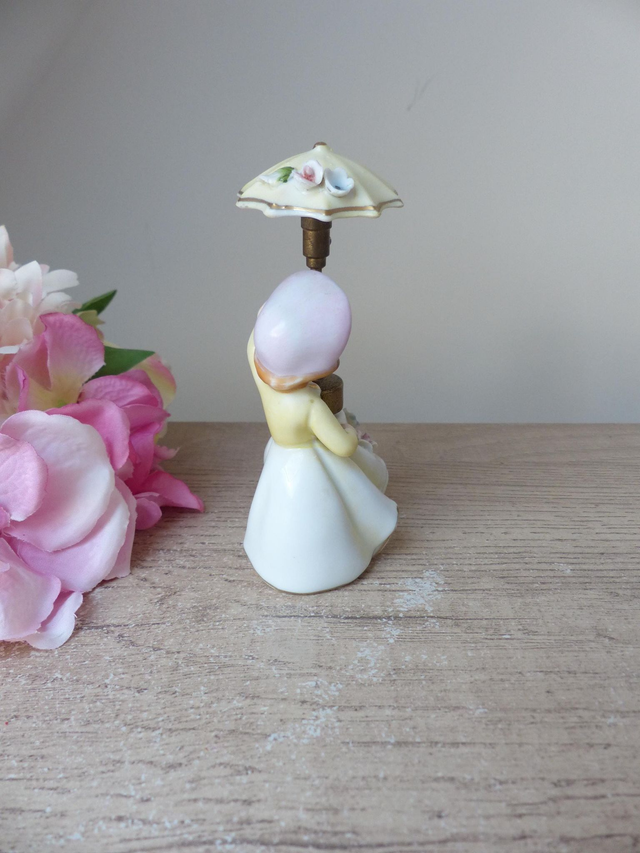 Vaporisateur en Porcelaine Vintage – Flacon de Parfum Femme au Parapluie – Années 1940–1960 – Décoration Coiffeuse ou Chambre – Objet Rare