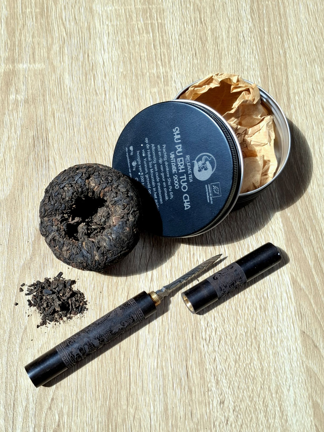 Shu Pu Erh Tuo Cha - Vintage 2000 + Ebbenhouten RVS Pu Erh mesje