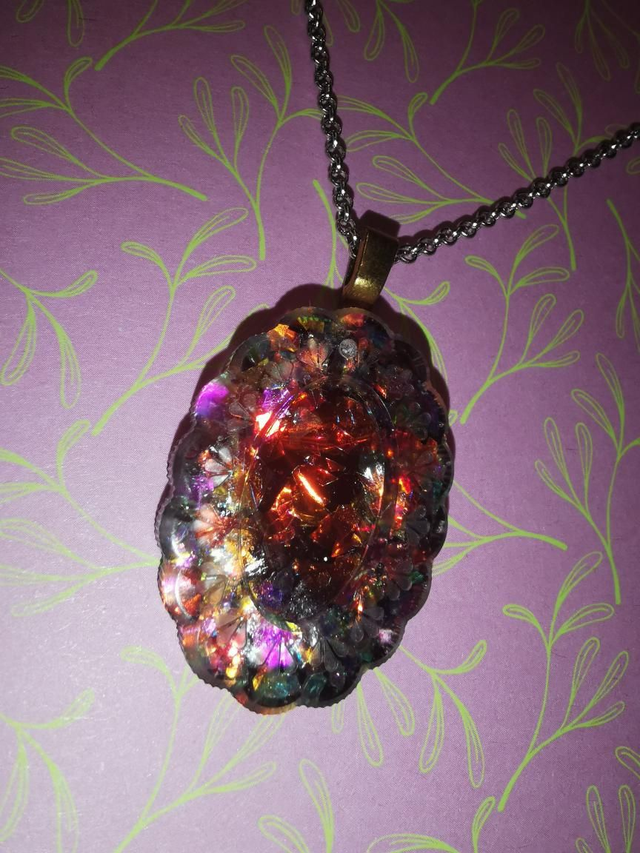 Pendentif multicolore façon pierre précieuse 