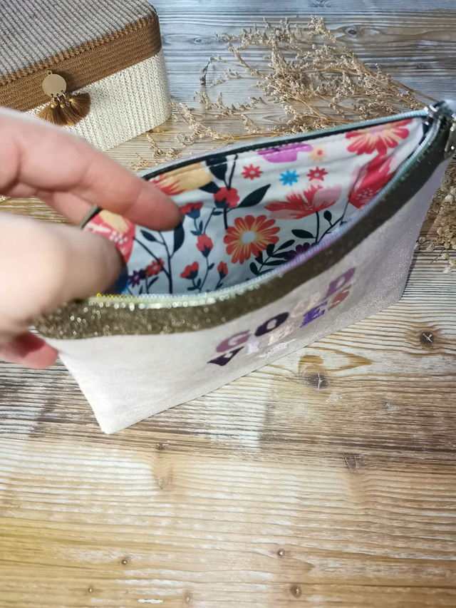 ✨ Pochette "Good Vibes" brodée - Rose pâle ✨