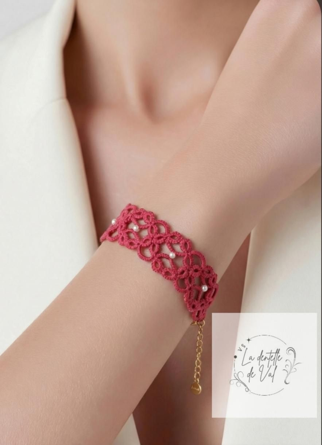 Bracelet rouge avec perles. Frivolité 