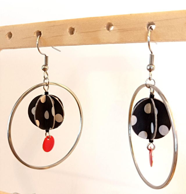 Grand cercle, petite perle en papier, breloque émaillée rouge