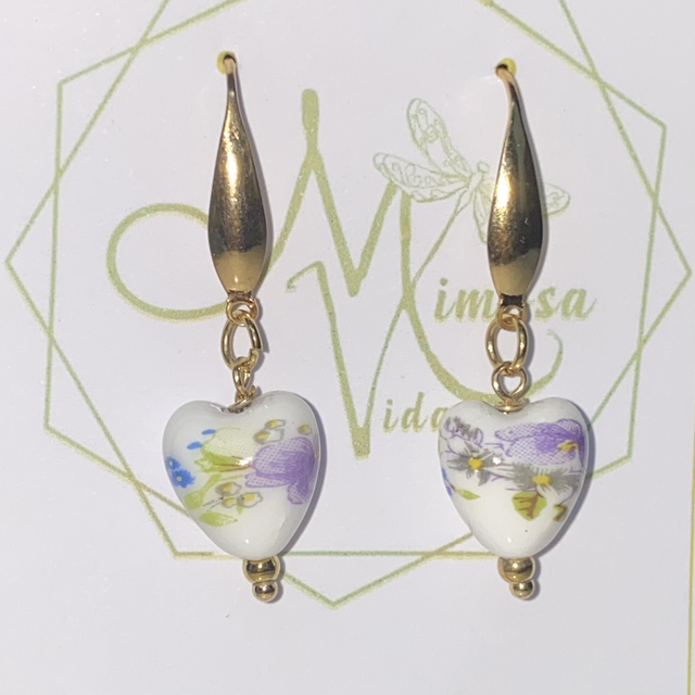 Pienet posliinihousukorvakorut