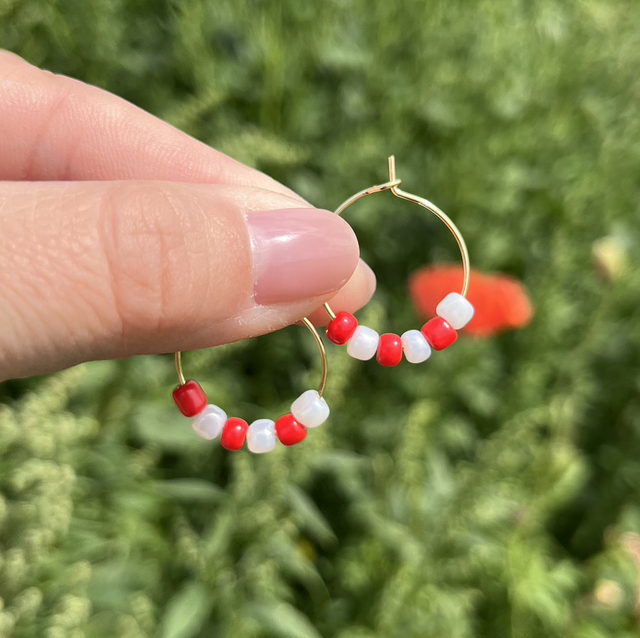 Poppy Field Hoops – Edelstahl-Ohrringe mit Glasperlen in Rot und Weiß