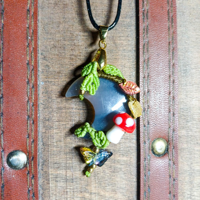 Lune en agate grise micromacramé 