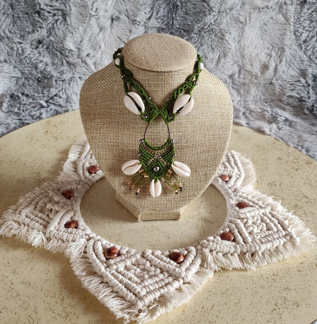 Collier vert et doré avec howlite et coquillages cauris