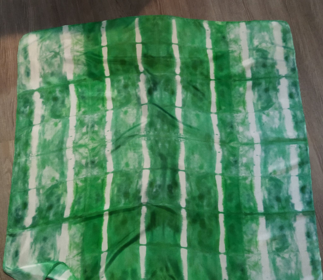 Carré de Soie vert rayé peint à la main