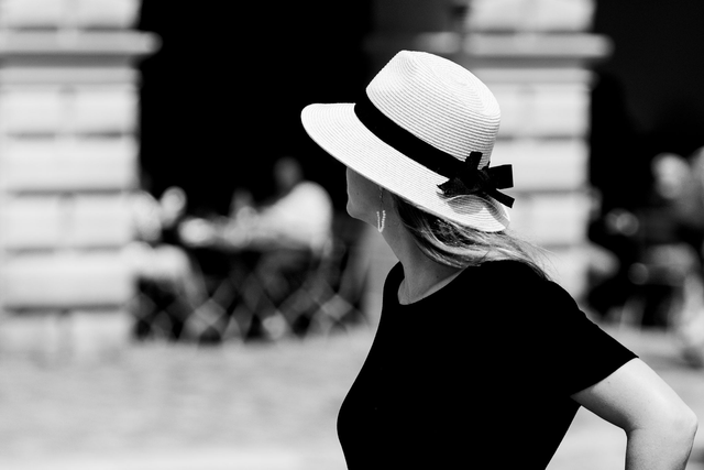 Frau mit Hut