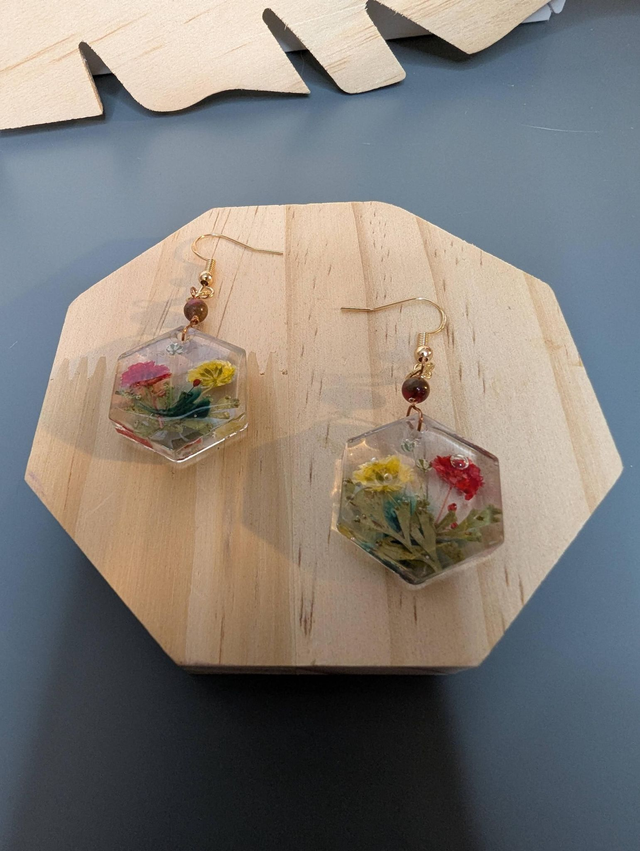 Boucles d'oreilles avec un pendentif hexagonale en résine avec des fleurs séchés, des perle naturelle rose et un fermoir en or rosé,
