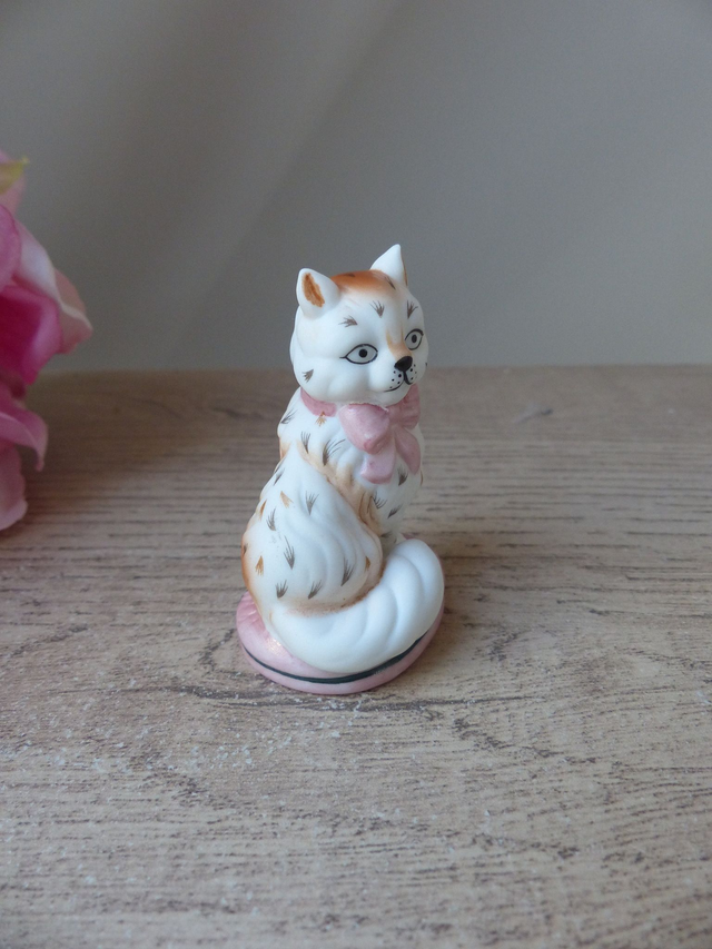 Chat blanc assis en porcelaine avec ruban rose – Figurine Franklin Mint Staffordshire vintage 1986 - Curio Cabinet Cats - Chat de collection