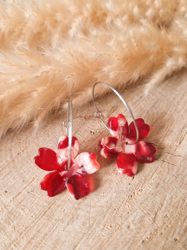 Boucles d'oreilles créoles fleurs "Marie" - Argenté et rouge marbré