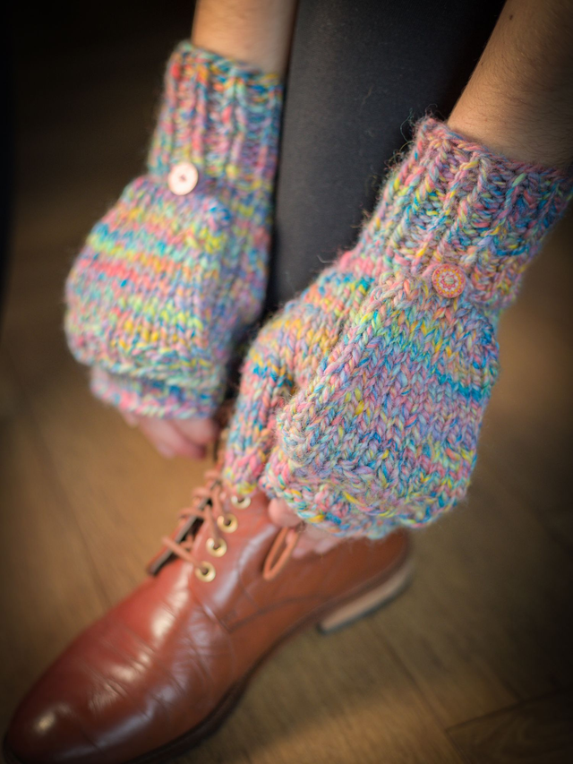 Moufl'taine filée à la main en laine arc en ciel