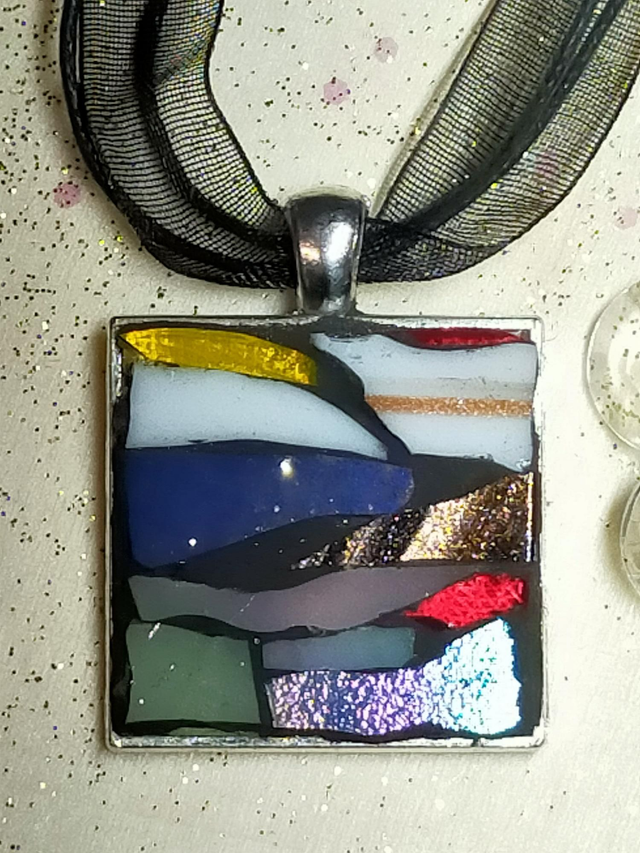 Pendentif mosaïque de verres. 