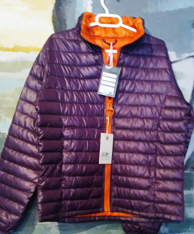 Casaco roxo e laranja