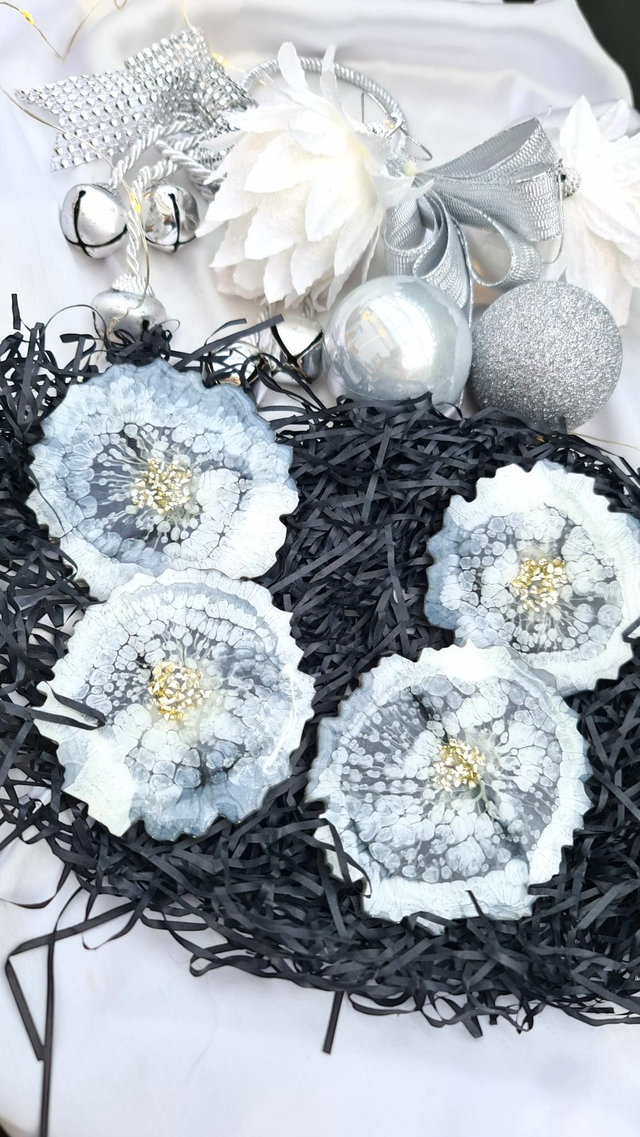 Set of 4 white coaster with silver stones